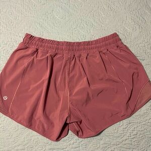 EUC Lululemon Hotty Hot Short II *Long 4"
Figue